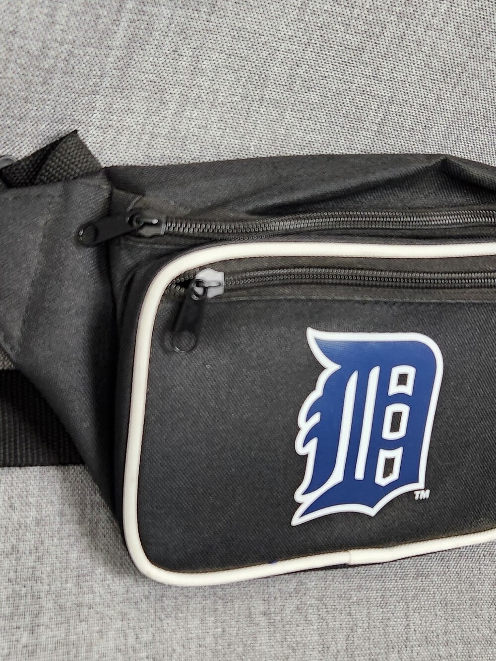 Detroit Tigers MLB Black Logo Cross Body/ Fanny Pack. - Picture 2 of 5